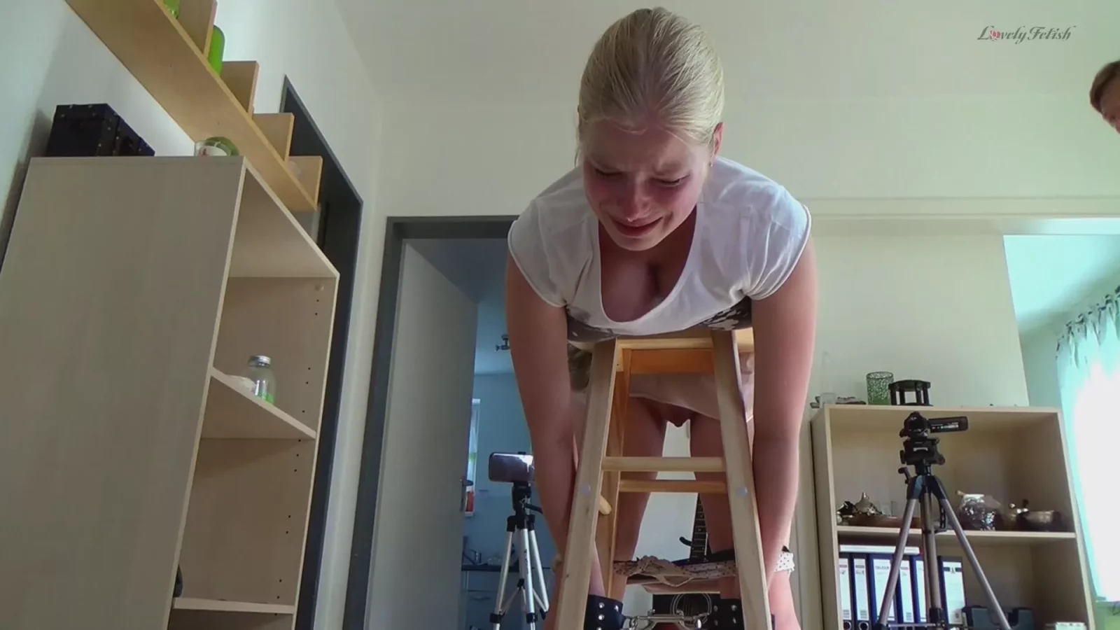 來自 Lili’s Tearful Paddling – Hard Discipline at Lovely Fetish 的截圖 6