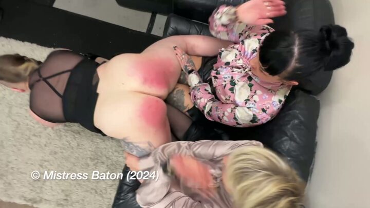Screenshot 8 da Slutty Harlot's Doppia OTK Sculacciata da Mistress Baton e Miss Scarlet Graves