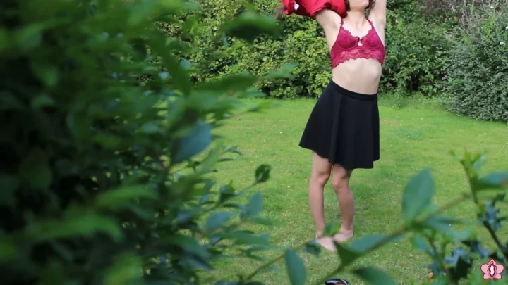 Mila's Gezwepen en Gekneusde Billen Strip Tease - Wellustige Orchidee