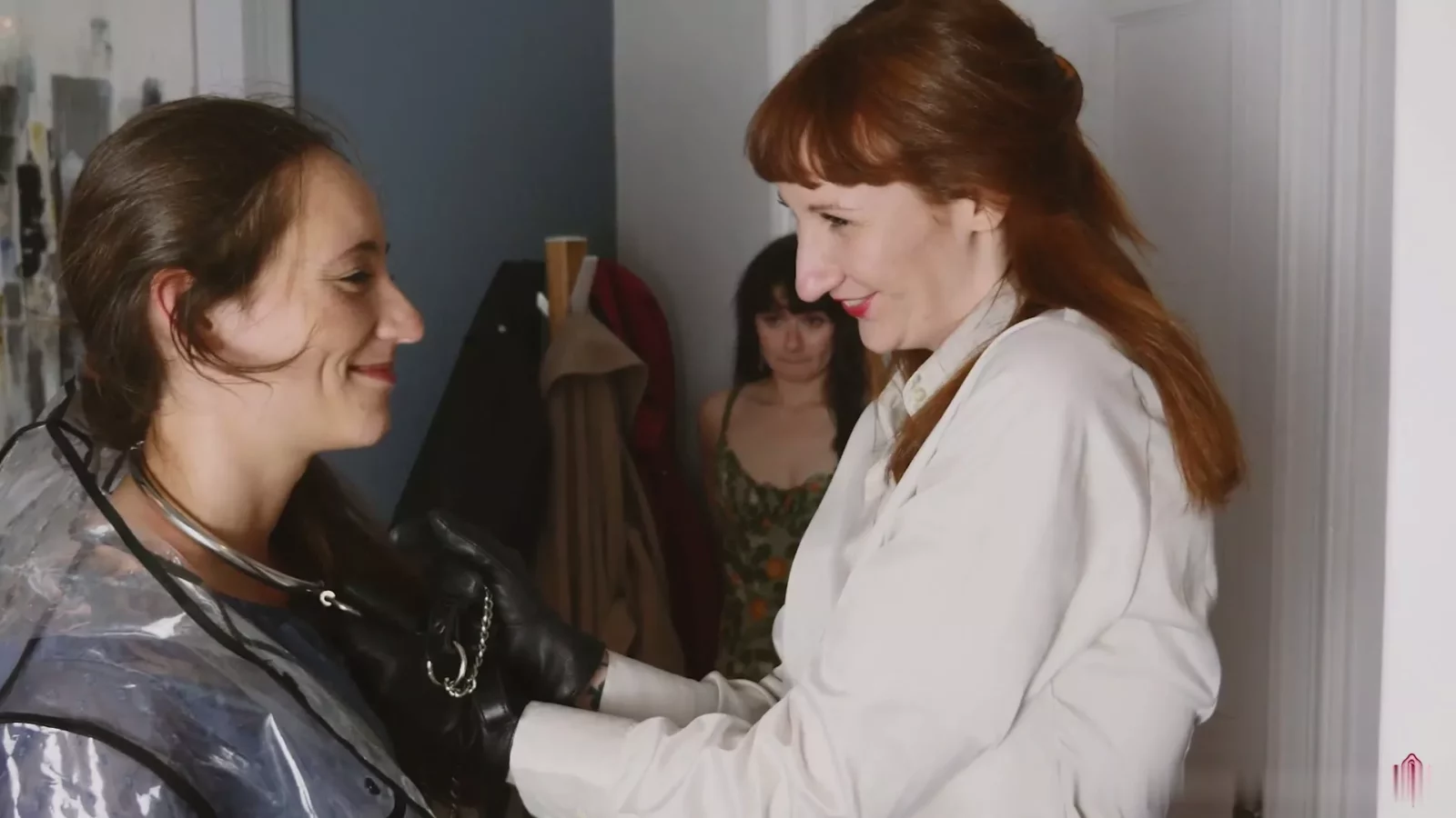 Captura de pantalla 1 de Mistress Roxy & Slave Invade Violet Haze’s Home – Carnal Productions