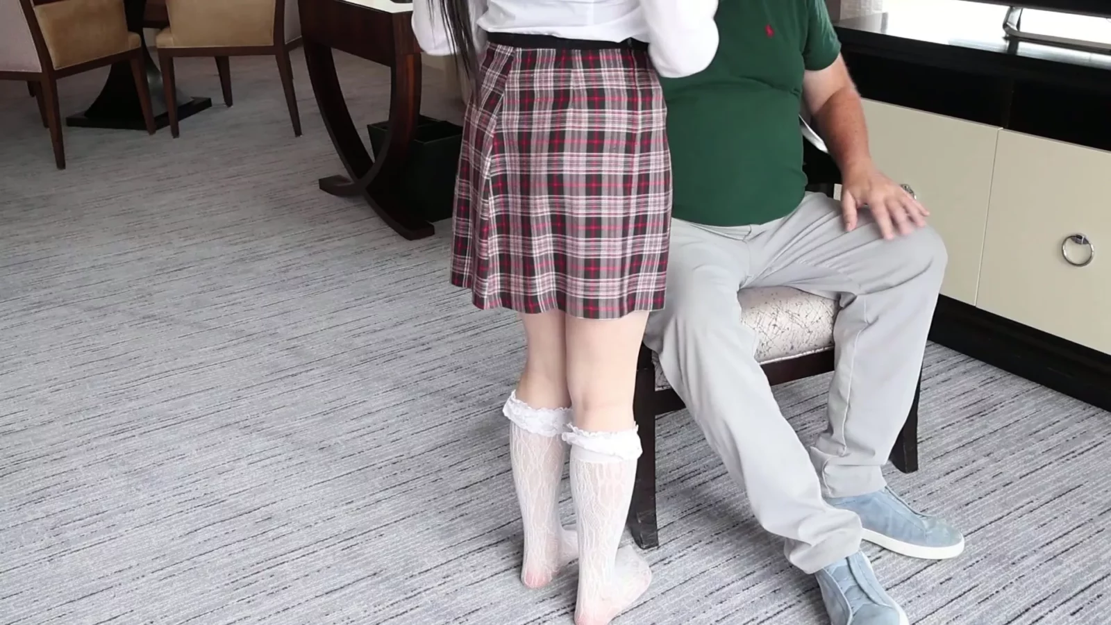 來自 玛丽的光屁股女学生打屁股 - 打屁股的后果 的截圖 1