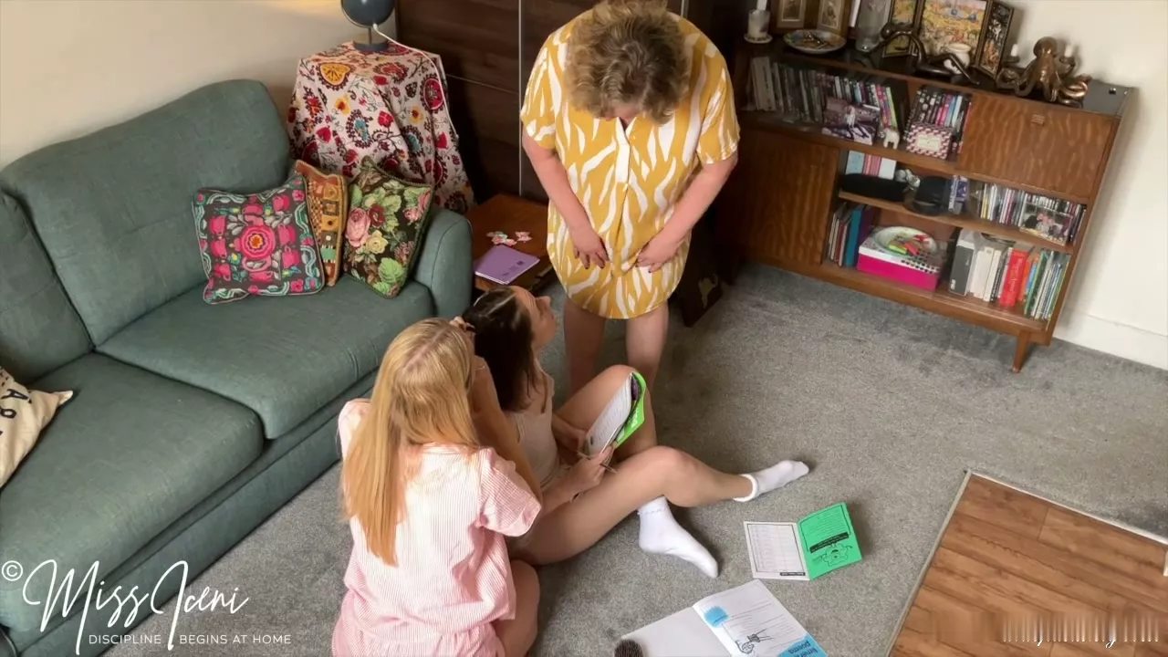 Captura de pantalla 1 de Matilda & Louise Spanked with Hairbrush by Miss Iceni
