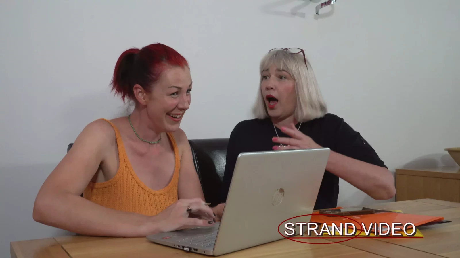 Screenshot 1 aus Nackter Social-Media-Fauxpas führt zu harter Tracht Prügel (4K) | Spankingsarah