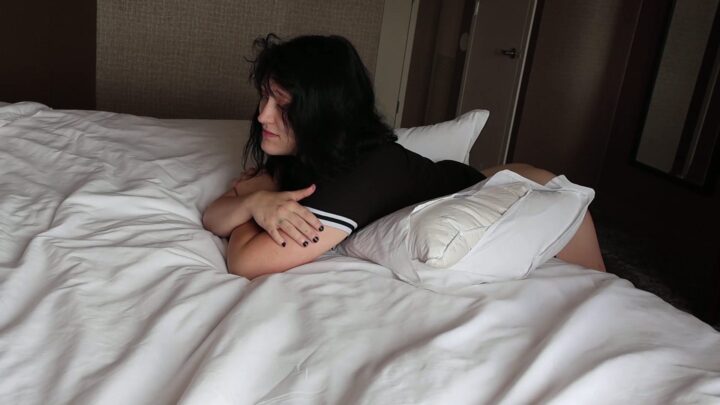 Screenshot 2 aus Nova's nacktpo Hosenboden-Peitschenhiebe von Spanking Consequences