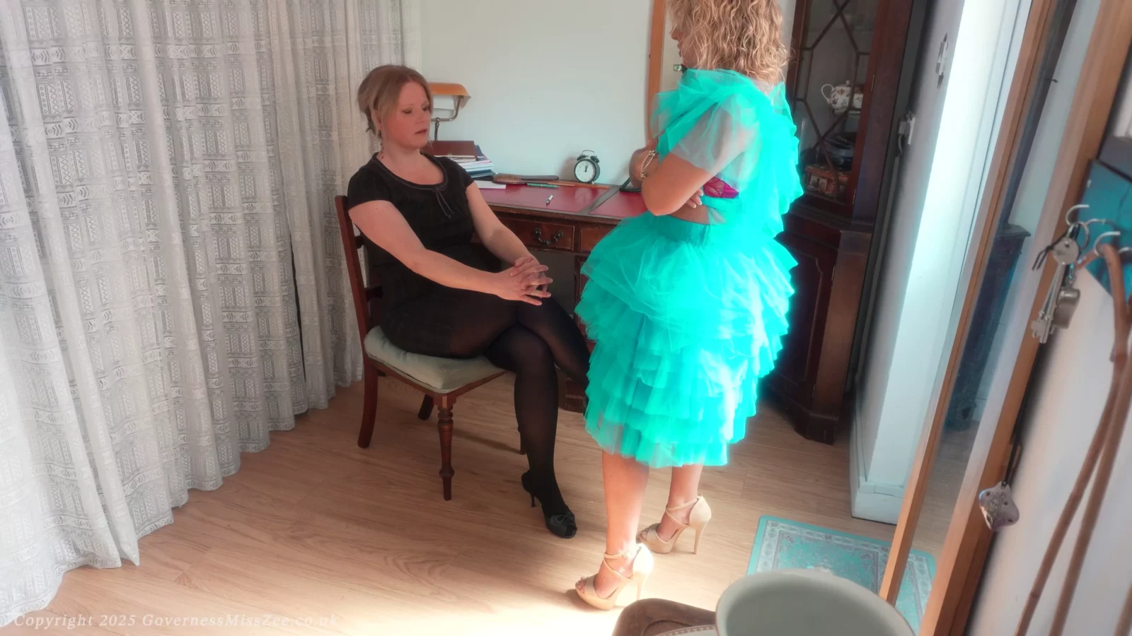 Screenshot 1 from Kantoor Machtsspel: Juffrouw Zee Geeft Alicia Aspen Op de Billen | Kabinet der Curiosa