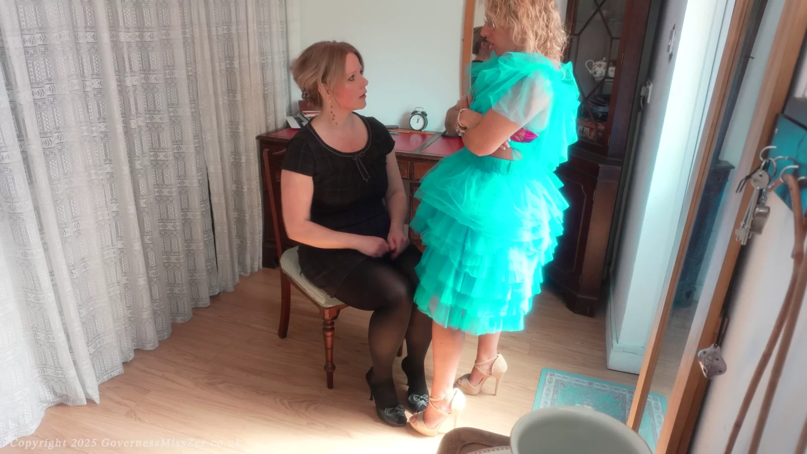 Screenshot 2 from Kantoor Machtsspel: Juffrouw Zee Geeft Alicia Aspen Op de Billen | Kabinet der Curiosa