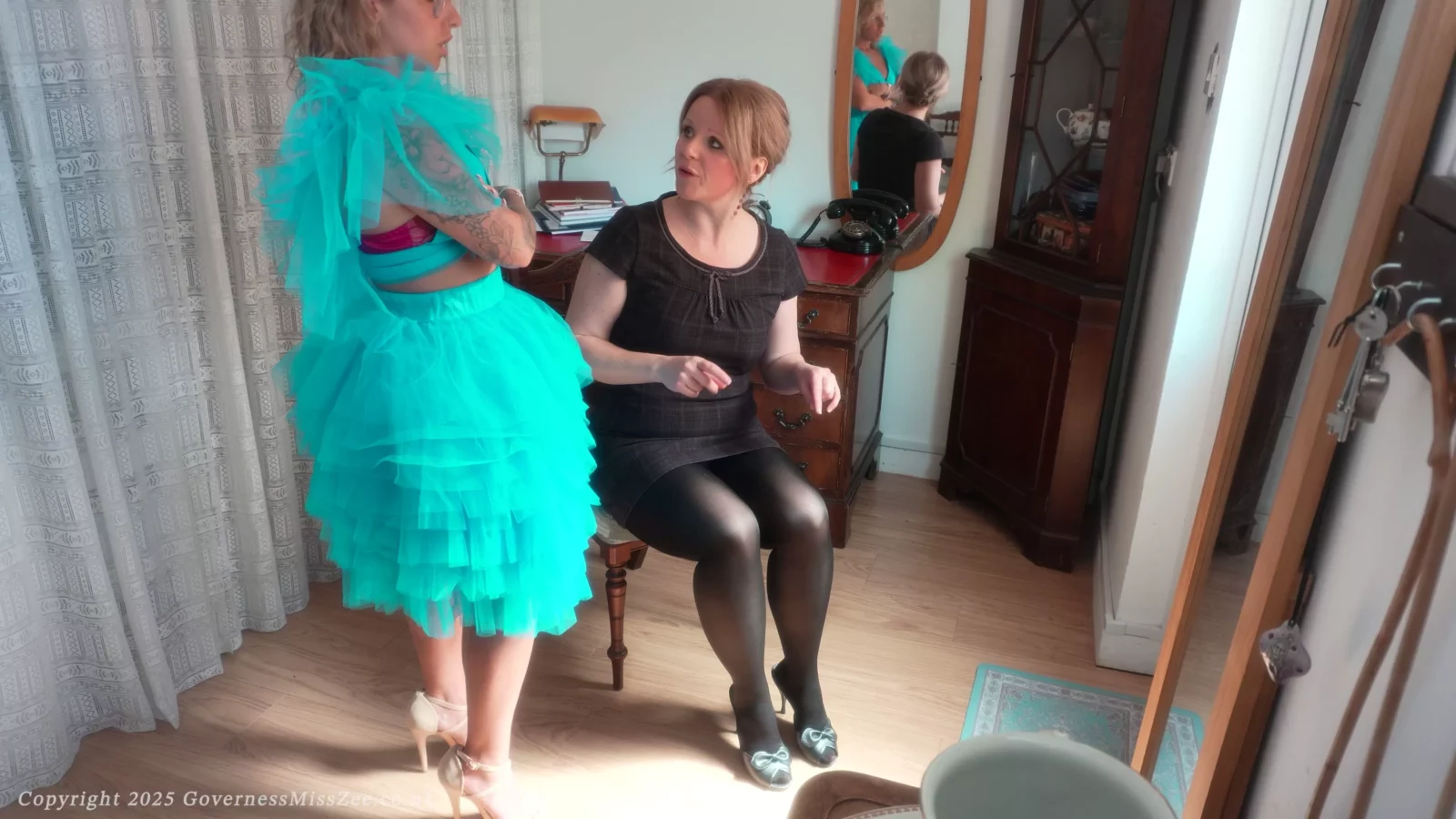 Screenshot 3 from Kantoor Machtsspel: Juffrouw Zee Geeft Alicia Aspen Op de Billen | Kabinet der Curiosa
