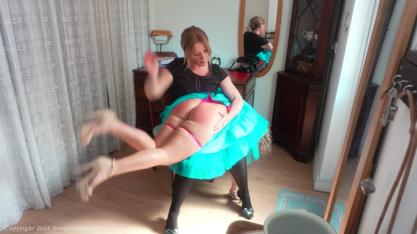 Screenshot 5 from Kantoor Machtsspel: Juffrouw Zee Geeft Alicia Aspen Op de Billen | Kabinet der Curiosa