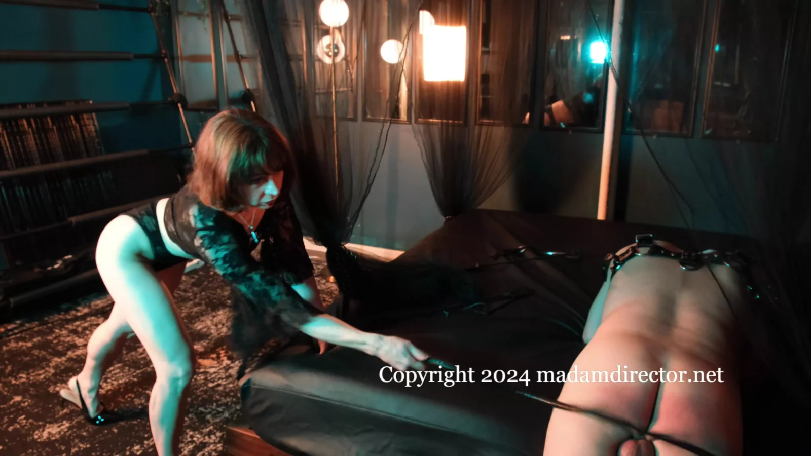 ピーチズ＆ローラ：ダンジョンデートナイト 鞭＆貞操帯の誘惑 4K のスクリーンショット 7