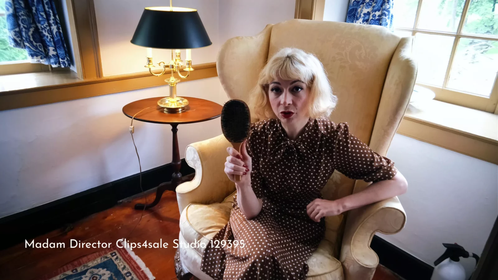 Screenshot 1 from Perziken en Lola: Tradwife's Haarborstelstraf voor Luie Echtgenoot