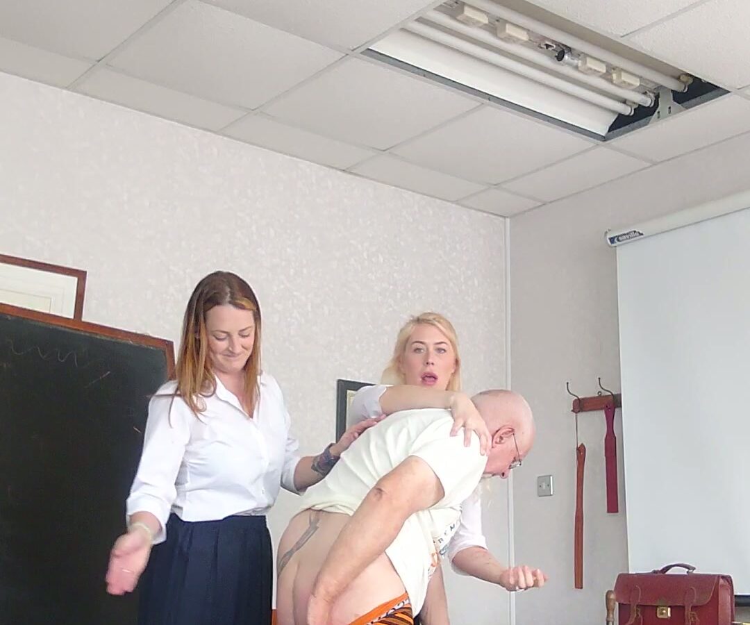 Video afspelen: Percy's Haar-Trekkende Straf: Charlotte Appleby Geeft een Pak op de Billen bij Paris Pleasures