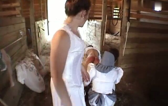 Screenshot 7 from Punition de Pionnier : Le Film Complet de la Fessée Sévère de Kelly Payne