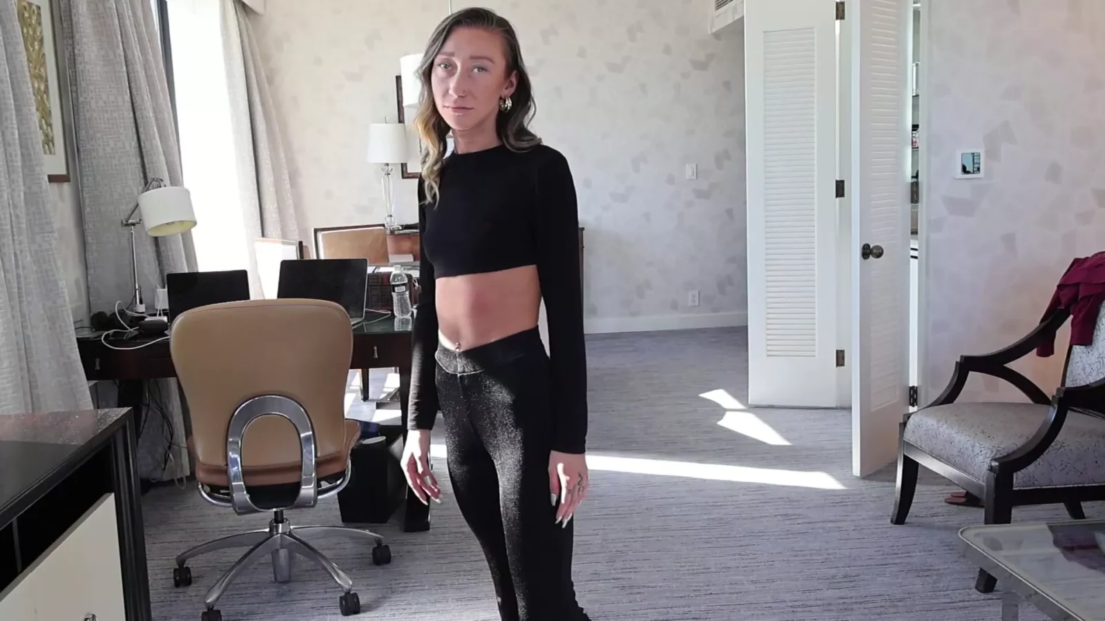 Screenshot 1 aus Rachels erste nackte Tracht Prügel - Bestrafung fürs Dampfen