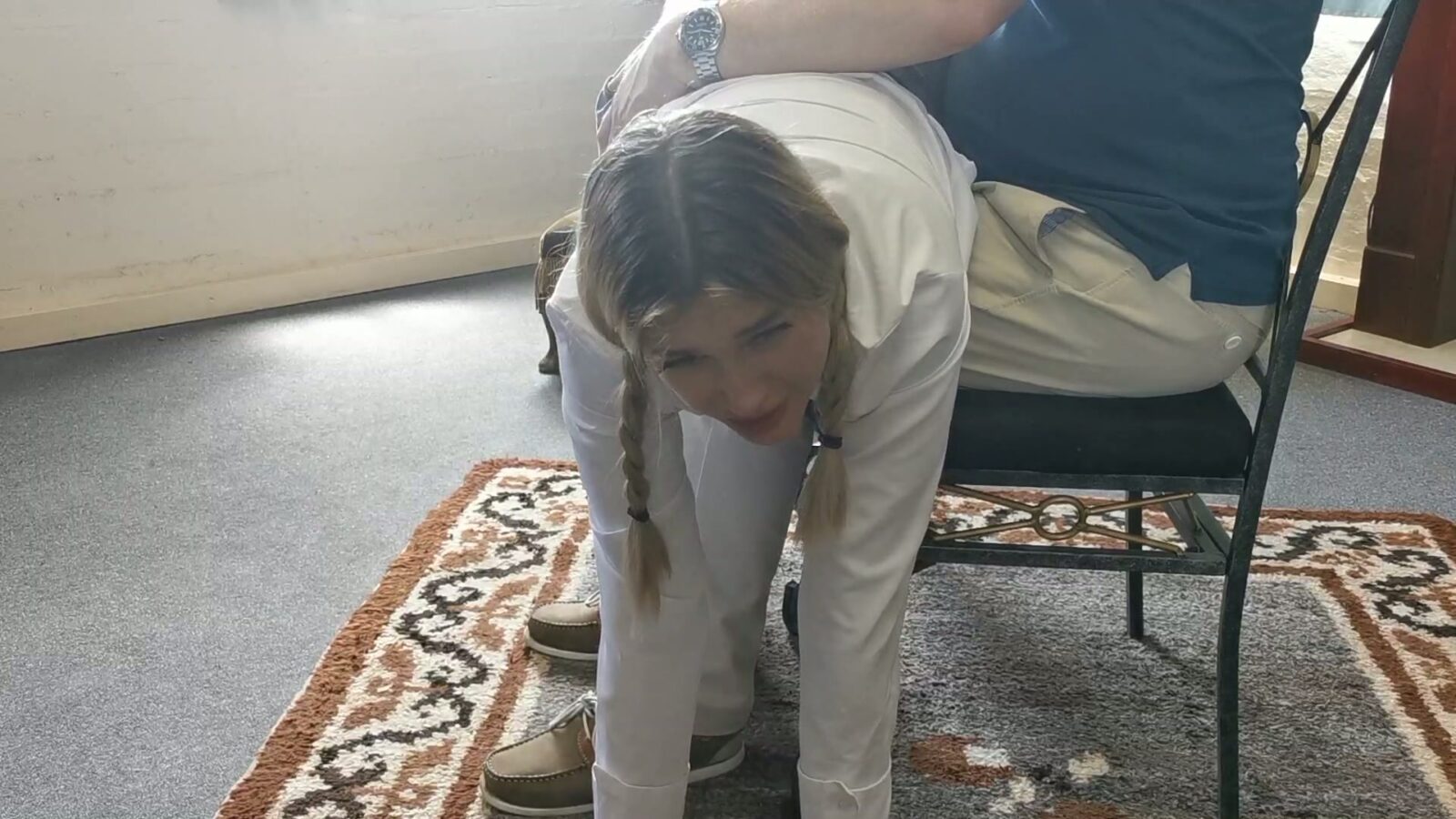 Video oynat: Kızıl Ay Yükseliyor Akademisi Bölüm 1: Bella Blooming'in Tek Vuruşluk Okul Kızı Şaplak Serisi