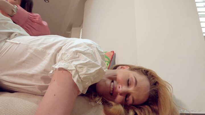 Screenshot 7 from Amelia & Ariel : Fantasme de Fessée avec Brosse à Cheveux à Dos Argenté