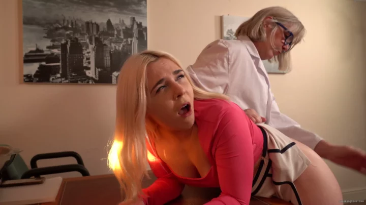 Scandale Honteux de la Fessée Partie 2 - Ellie Shou Fessée par le Dr Stern