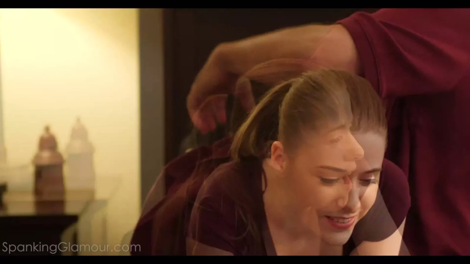 Captura de pantalla 1 de Alice Merchesi’s Intense Spanking Reaction | SpankingGlamour