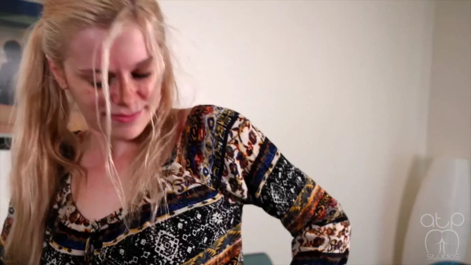 來自 Skylar Rose 光臀打屁股 - AssumeThePositionStudios 的截圖 4