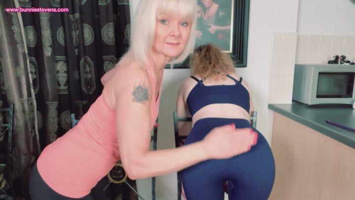 Screenshot 5 from Streepjes Voor Een Pak Rammel POV: Bunnie Stevens & Helen Stephens