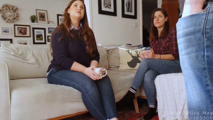 Banliyödeki Anne, Arkadaşının Yardımıyla Yaramaz Çocuğu Şaplaklıyor - Bayan Kelley May'den 1 ekran görüntüsü