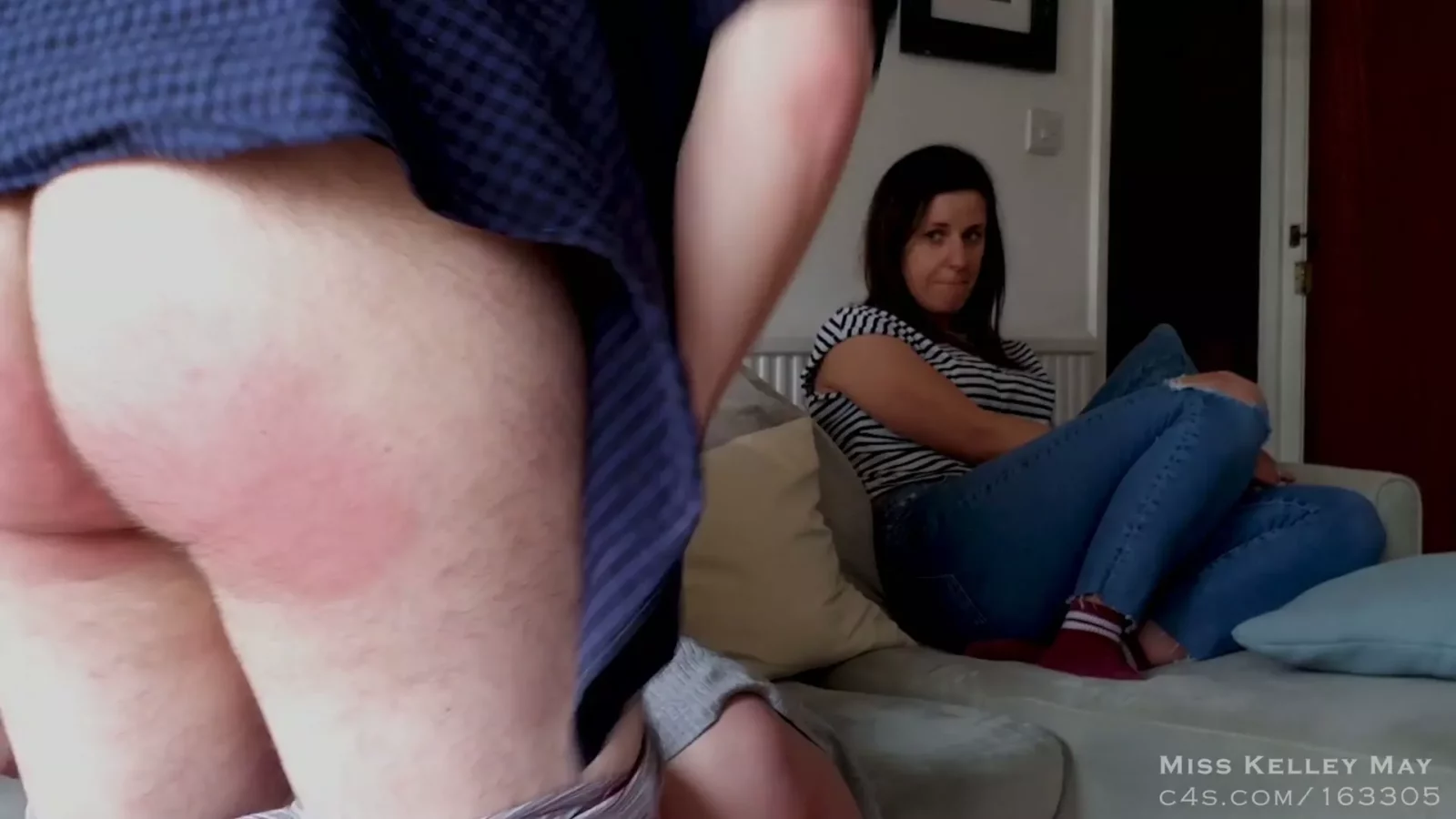 Captura de pantalla 8 de Juego de Culpas y Nalgadas: Atrapado por Mamá y Azotado Frente a Mi Hermana - Miss Kelley May