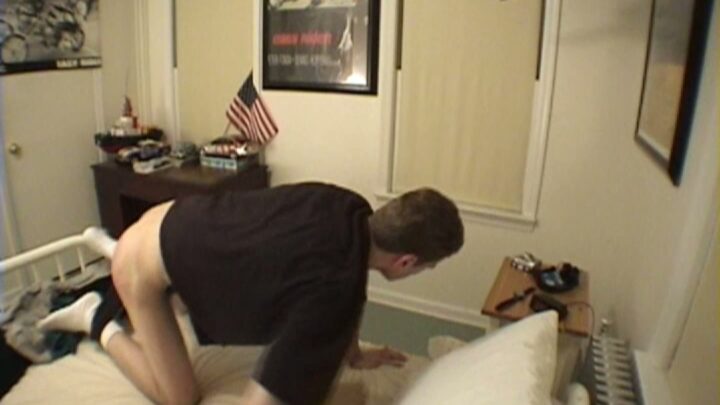 Screenshot 5 from Strenge Pleegmoeder Geeft Luie Student Jongen Een Pak Op De Billen - Kelly Payne Film