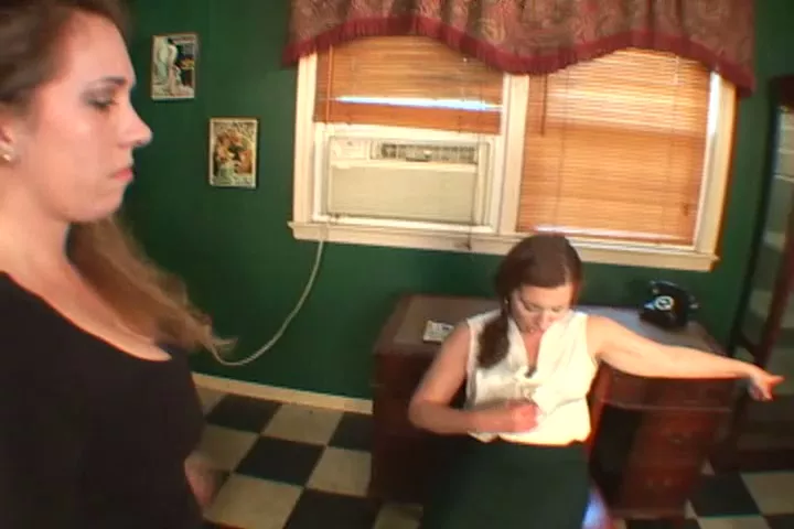 Captura de pantalla 3 de The Liar: Kelly Payne’s OTK Spanking Punishment