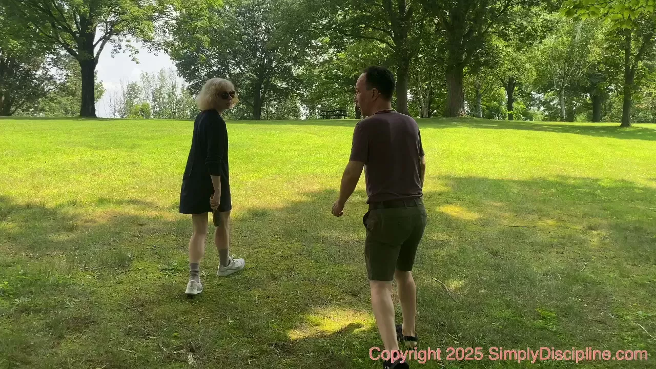 Screenshot 1 aus Mistress Lolas Raststätten-Haarbürsten-Versohlung von Simply Discipline