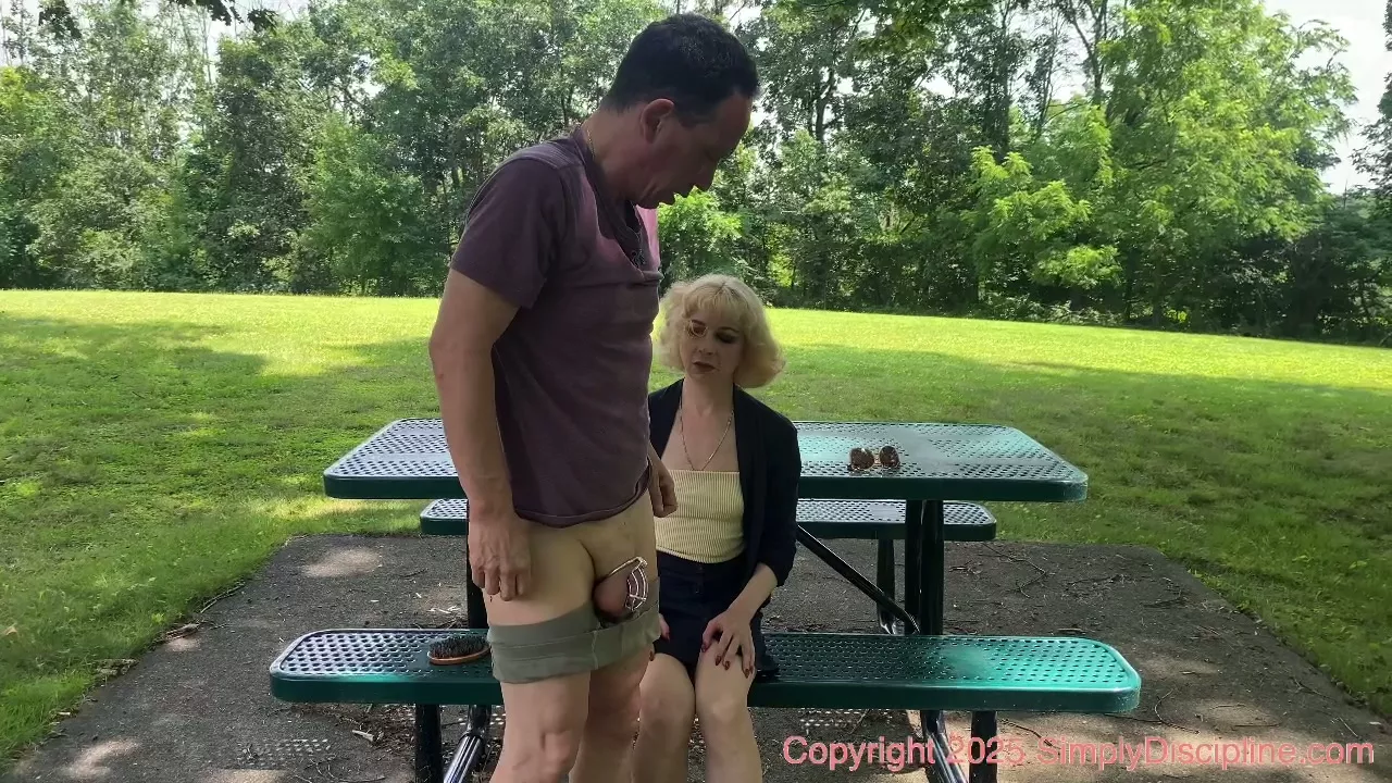 Screenshot 8 aus Mistress Lolas Raststätten-Haarbürsten-Versohlung von Simply Discipline