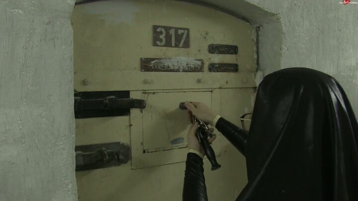 Screenshot 1 aus Unartige Novizen von Latex-Nonne versohlt - MyDirtyHobby