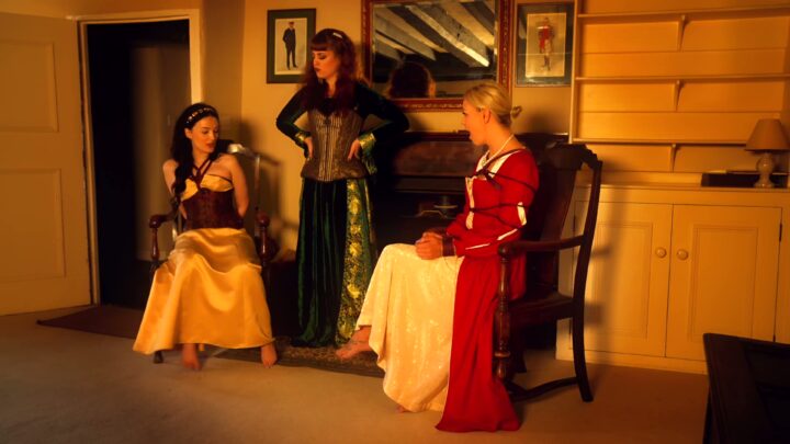 Tudors Bölüm 2: Faye, Lucy ve Zoe Bağlı Halde Şaplak Yiyor'den 2 ekran görüntüsü