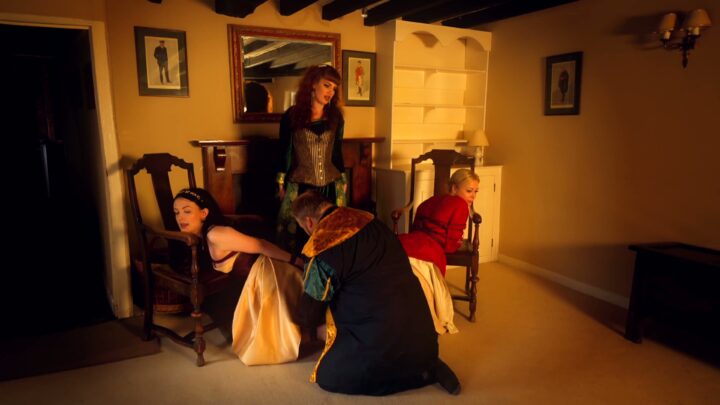 Tudors Bölüm 2: Faye, Lucy ve Zoe Bağlı Halde Şaplak Yiyor'den 6 ekran görüntüsü