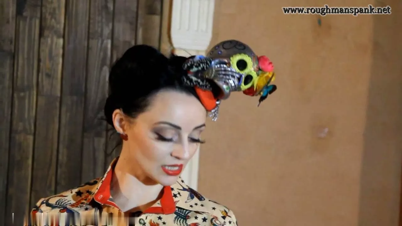 Captura de pantalla 1 de Burlesque School Biology Lesson: Spanking Punishment