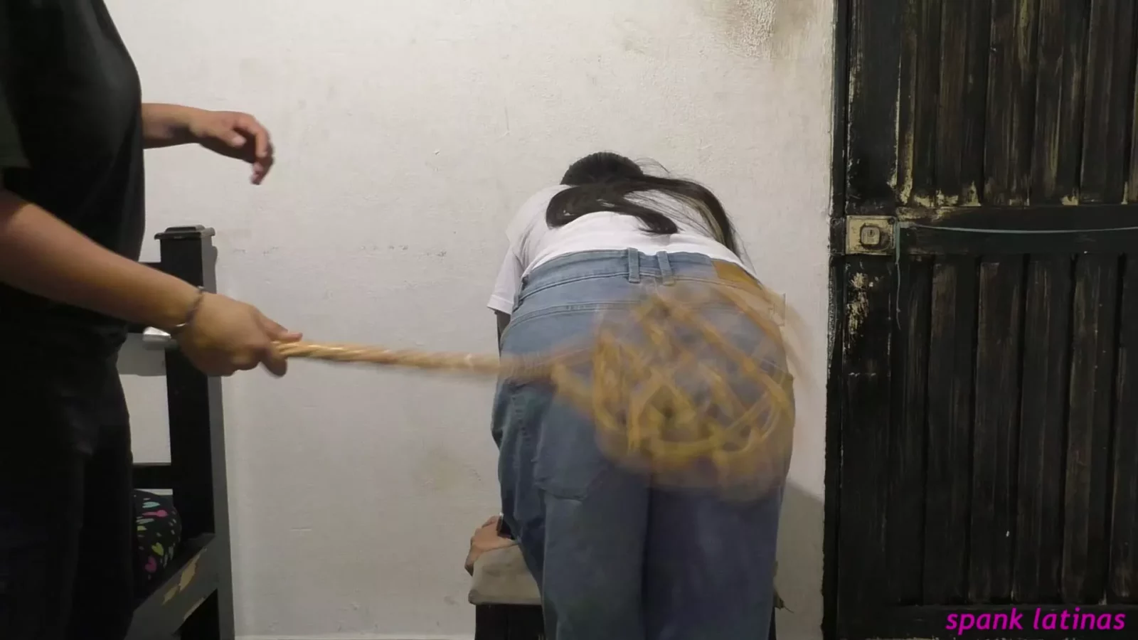 Screenshot 2 from Carmens Afranseling met Mattenklopper - Spank Latinas Latinos