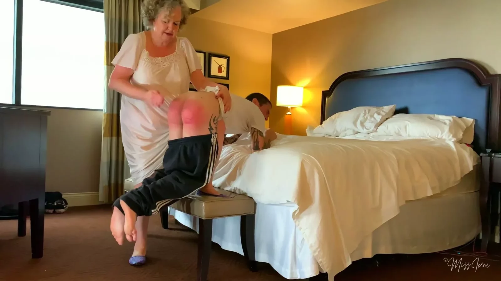 Reproducir video: La Nalgada Dura de Charlie por su Estricta Tía Británica - En Casa con la Señorita Iceni