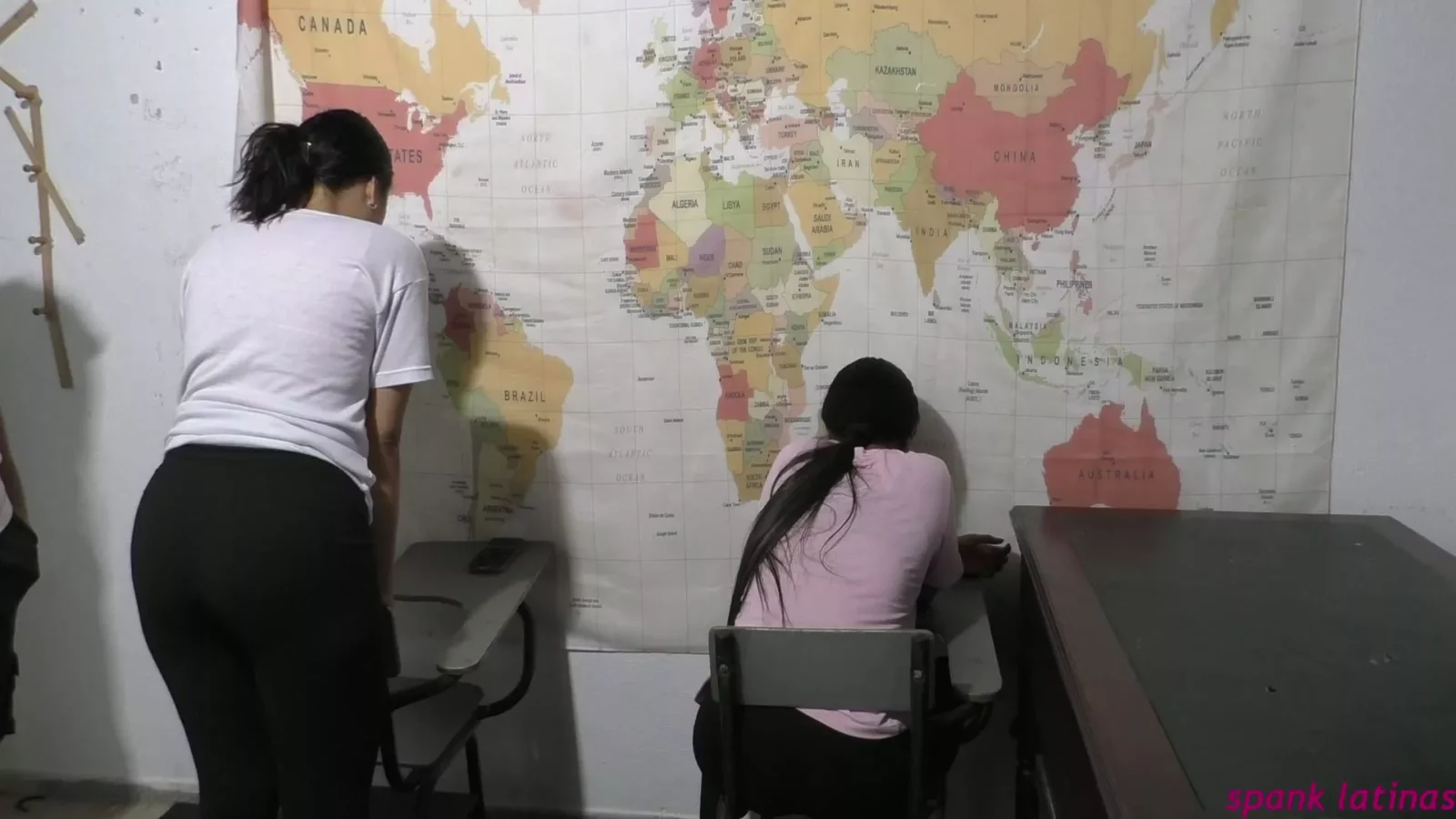 Captura de pantalla 2 de Castigo con Pala a las Estudiantes Latinas Carmen y Sofía