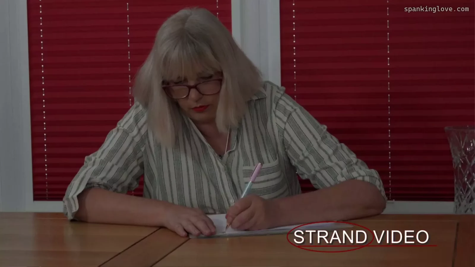Screenshot 1 aus Friseurin verhauen, weil sie Kundin konfrontierte - Spankingsarah