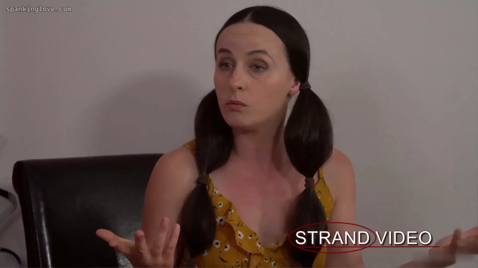 Screenshot 2 aus Friseurin verhauen, weil sie Kundin konfrontierte - Spankingsarah