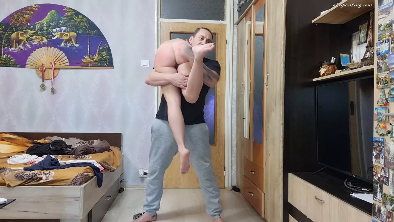 Captura de pantalla 4 de El Vergonzoso Pantalón y Nalgada de Isabella por Gonzo