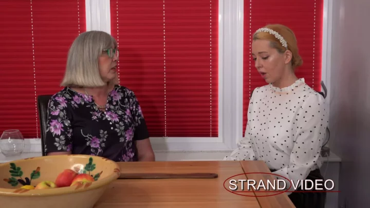 Alora Lux barst in tranen uit tijdens strenge tawsing door Spankingsarah