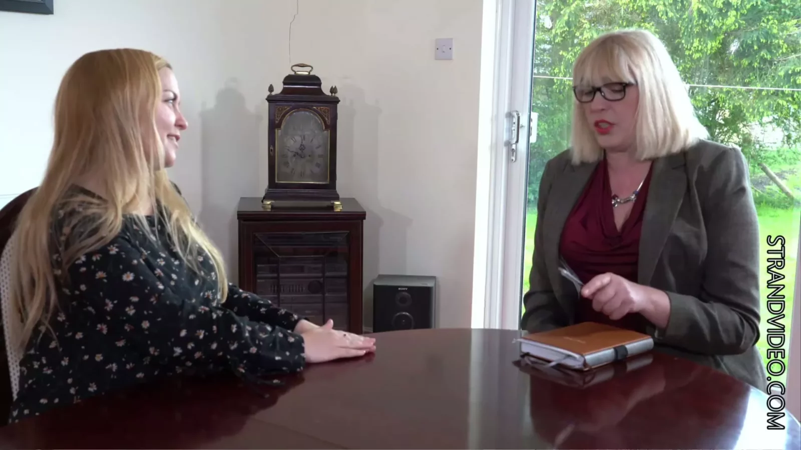 Reproducir video: La Humillante Nalgada por Falta de Efectivo de Dilan - Spankingsarah
