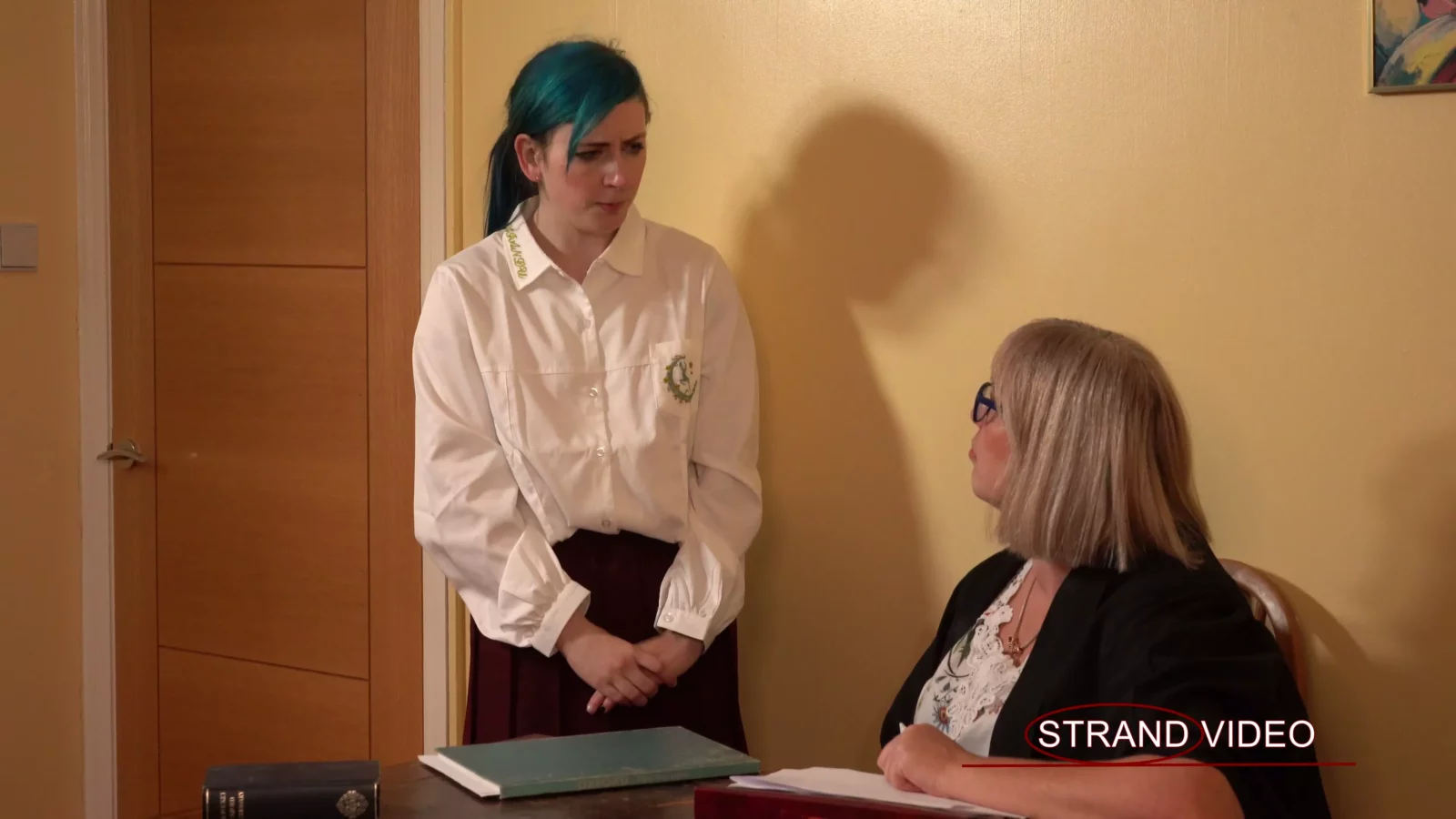 Reproducir video: Ashley Benson Azotada por una Maestra en Uniforme de Colegiala - Spankingsarah