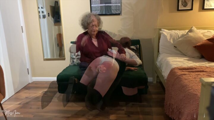 Hérétique ! Aila se trompe de porte et finit par une fessée - Chez Mademoiselle Iceni