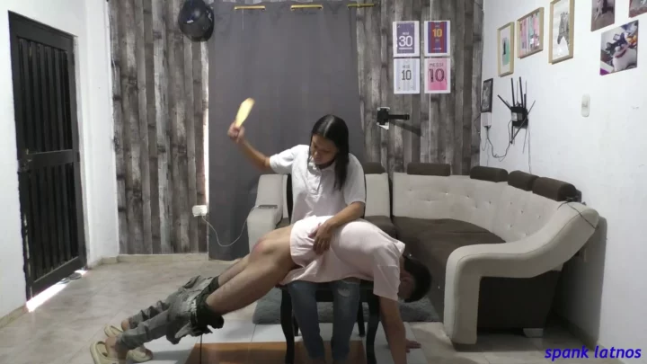 Sofia's Intense Hairbrush Spanking voor Luis | Spank Latinas Latinos