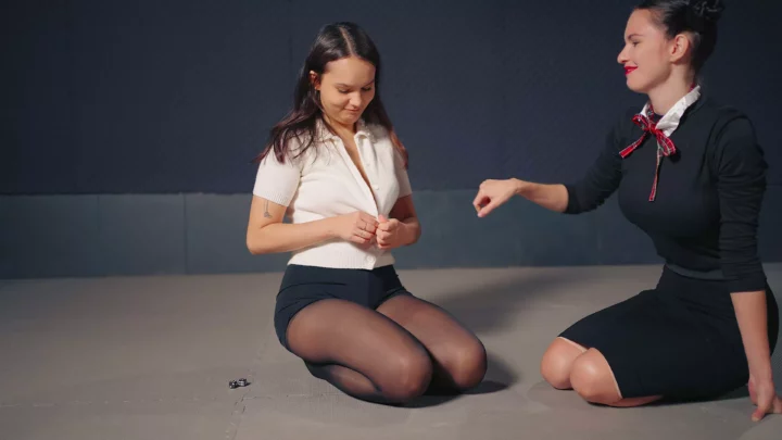 Lección Obediente: La Madrastra Azota a la Traviesa Lola | Shibari Kalahari