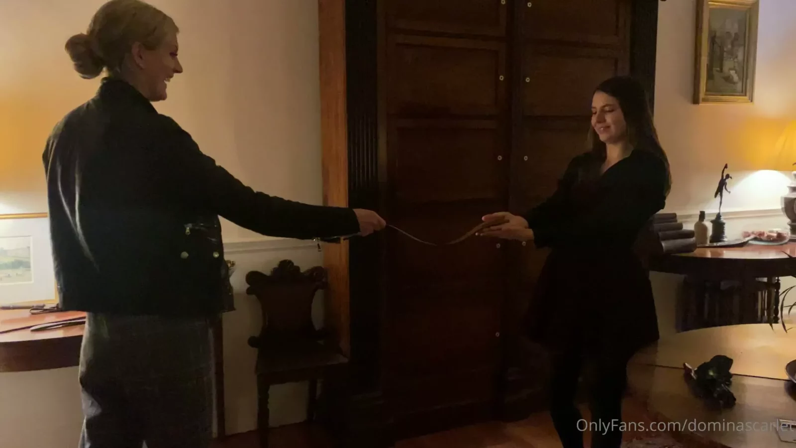 Play video: Bella Vogel Gepaaid door Meesteres Scarlet: Zware Paai Test