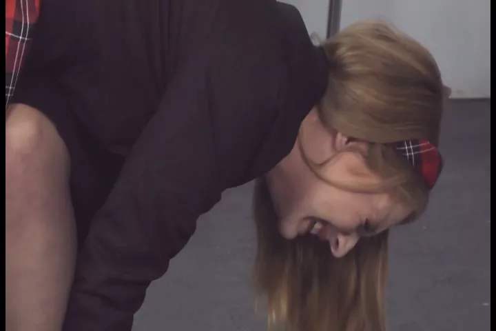 來自 Sternwood Academy’s Naughty Class Spanked by Teacher! 的截圖 3