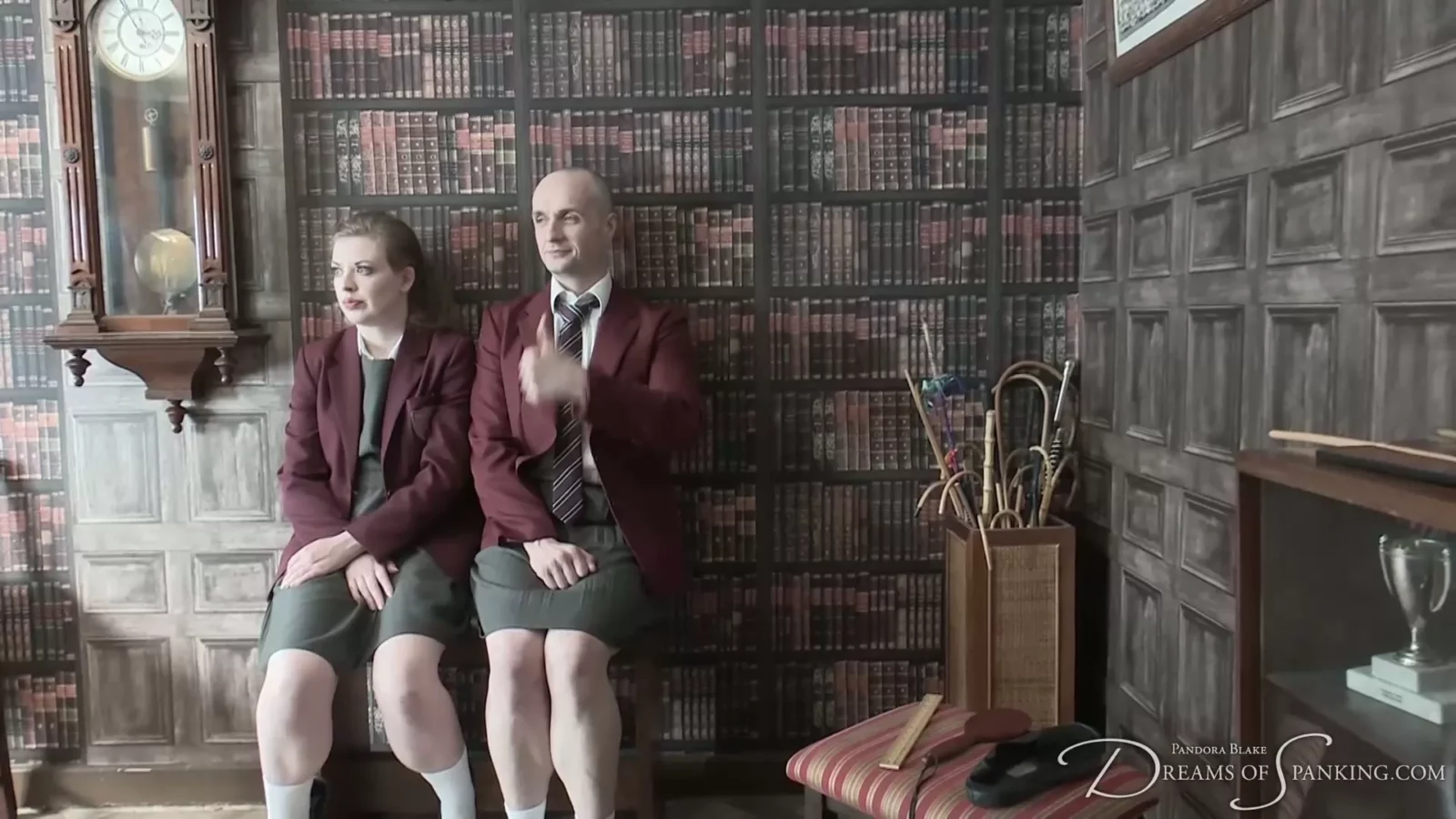 Captura de pantalla 2 de Sadistic School Secretary: Behind the Scenes Spanking Antics