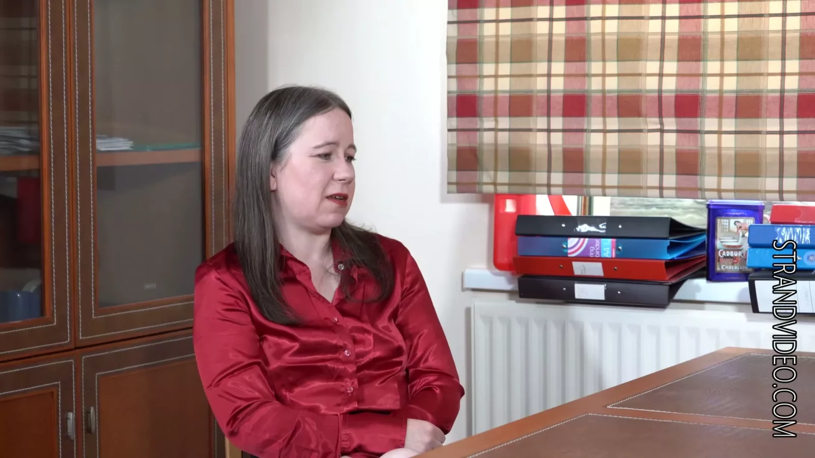 Screenshot 2 from Secretaresse Gekortwiekt voor Liegen op CV - Kali Redmond Gestraft