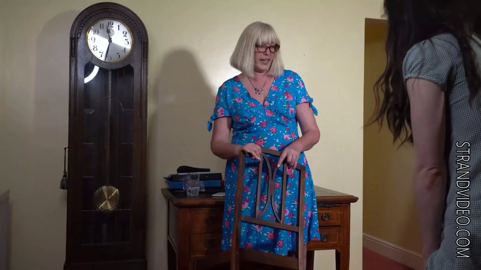 Screenshot 4 aus Schlaue Schulmädchen Violet Haze bekommt Pantoffel-Prügel von der Hausmutter | Spankingsarah
